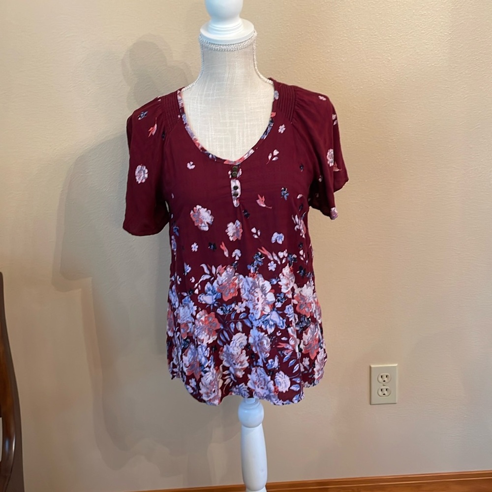 Maurice’s Maroon Short Sleeve Floral Top, size small, in very good condition